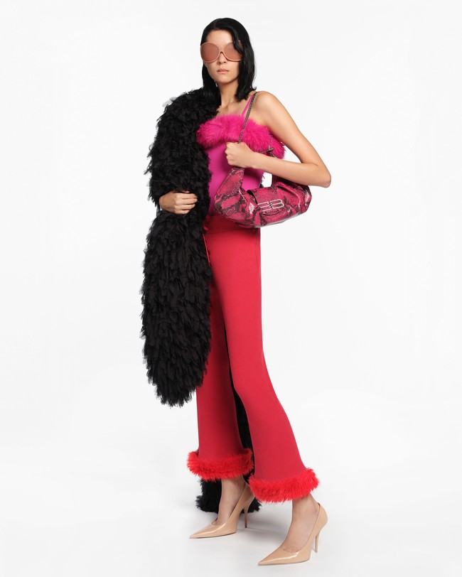 Muncul siluet, volume, dan gestur berpakaian yang telah menjadi bahasa visual khas Demna. Seperti, oversized tailoring, streetwear dekonstruktif, gaun-gaun dengan struktur tajam tapi tidak kehilangan sensibilitas emosional.  (Foto: Dok. Balenciaga)