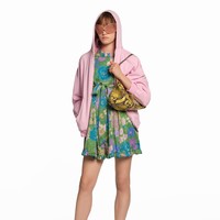 Demna membangun narasi visual yang menangkap esensi dari archetypes, arsitektur manusia yang menjadi inspirasi dari desain-desainnya: para perokok jalanan di Paris, anak muda di Berlin, pekerja kantor, sampai figur-figur klub malam yang eklektik. (Foto: Dok. Balenciaga)