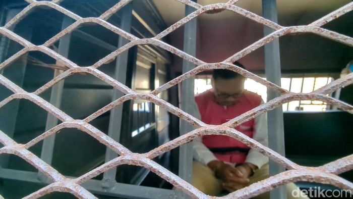 HS (35) seorang  bendahara desa (BenDes) di  Desa Krangan, Kecamatan Tersono, korupsi dana desa Rp 354 juta.
