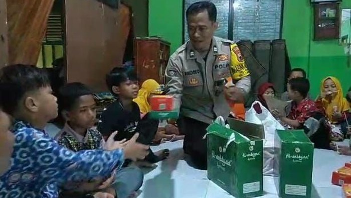 Bhabinkamtibmas Kelurahan Pajang, Kecamatan Laweyan, Solo, Aiptu Slamet Widodo, saat memberikan alat salat kepada anak-anak yatim piatu di Panti Asuhan Anak Yatim dan Terlantar Yayasan Nur Maghfiroh menjelang Idul Adha 2025