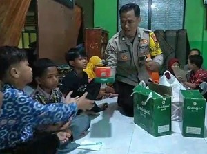 Berbagi Alat Salat ke Anak Yatim, Wujud Cinta Pak Bhabin Polresta Solo Jelang Iduladha