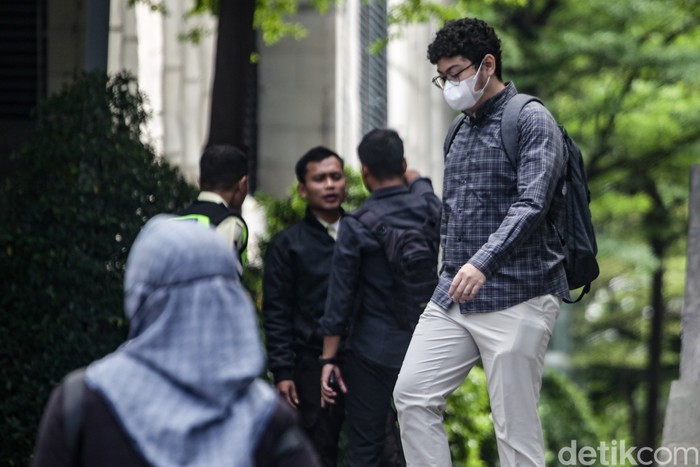 Kasus COVID-19 di Indonesia kembali mengalami kenaikan. Menteri Kesehatan Budi Gunadi Sadikin mengonfirmasi bahwa ada peningkatan kasus dalam beberapa waktu terakhir. Meski begitu, pemerintah menyebut varian yang beredar saat ini relatif tidak mematikan.