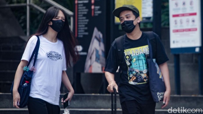 Kasus COVID-19 di Indonesia kembali mengalami kenaikan. Menteri Kesehatan Budi Gunadi Sadikin mengonfirmasi bahwa ada peningkatan kasus dalam beberapa waktu terakhir. Meski begitu, pemerintah menyebut varian yang beredar saat ini relatif tidak mematikan.