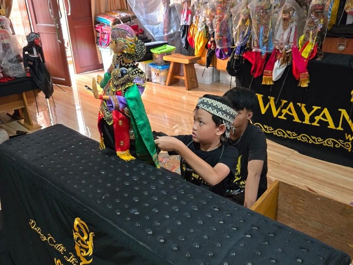 Dalang cilik John Ismail Ajen memukau penonton dengan pertunjukan wayang Maktal.