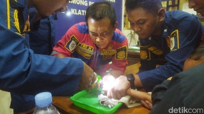 Damkar Klaten saat berusaha memotong gerendel lemari yang tersangkut di jari balita 3,5 tahun, Selasa (3/6/2025) malam.
