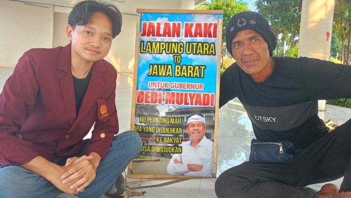 Daniw saat berjalan kaki di kawasan Karangpawitan, untuk menuju Subang bertemu Gubernur Jawa Barat Dedi Mulyadi