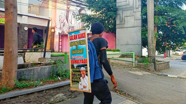 Daniw saat berjalan kaki di kawasan Karangpawitan, untuk menuju Subang bertemu Gubernur Jawa Barat Dedi Mulyadi