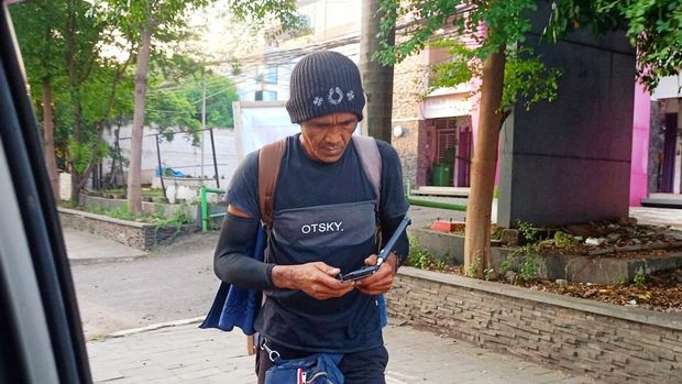 Daniw saat berjalan kaki di kawasan Karangpawitan, untuk menuju Subang bertemu Gubernur Jawa Barat Dedi Mulyadi