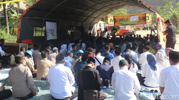 doa bersama di kawasan tambang Gunubg Kuda Cirebon