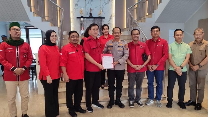 DPC PDIP Medan saat menghantarkan pengaduan terkait Budi Arie ke Polrestabes Medan (Dok. Istimewa)