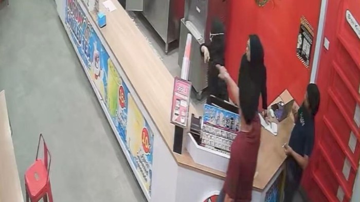 Dua jukir mengamuk di gerai Mixue Jalan Sunu Makassar.