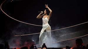 Dua Lipa Tiga Gaya