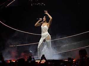 Dua Lipa Tiga Gaya