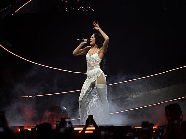 Dua Lipa Tiga Gaya