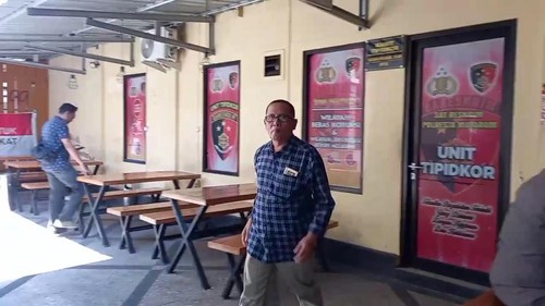 Eks Kepala BPJP Wilayah Lombok, Ali Fikri, keluar dari ruang penyidik Unit Tipidkor Satreskrim Polresta Mataram seusai diperiksa, Rabu (4/6/2025). Ia diperiksa bersama istrinya terkait dugaan korupsi sewa alat berat. (Abdurrasyid Efendi/detikBali)