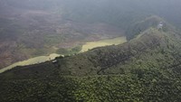 Gunung Galunggung yang berstatus kawasan hutan lindung dan wisata itu, merupakan gunung api yang memiliki ketinggian 2.240 meter di atas permukaan laut. Foto: ANTARA FOTO/Adeng Bustomi