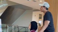 Dalam Instagram miliknya, Fairuz sampai dilarikan ke rumah sakit oleh Sonny Septian usai kaki terinjak oleh sapi kurban miliknya. Foto: instagram Fairuz dan Sonny Septian.