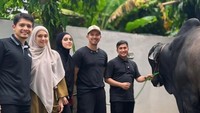 Diketahui Sonny Septian dan Fairuz mendapatkan sapi kurban dari Raffi Ahmad. Alhamdulillah makasi @raffinagita1717 untuk hadiah sapi nya. Pertama kali liat sapi nya,Anak2 happy banget. Alhamdulillah Hari ini sapi nya sudah datang diantar langsung sama kak @irfanhakim75 loh, ungkap Sonny Septian dalam Instagram miliknya.  Foto: instagram Fairuz dan Sonny Septian.