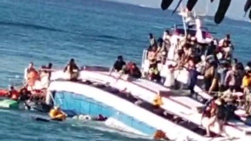 Fast boat The Tanis terbalik seusai dihantam ombak di Pelabuhan Tanjung Sanghyang, Nusa Lembongan, Nusa Penida, Klungkung, Bali. (Tangkapan layar)