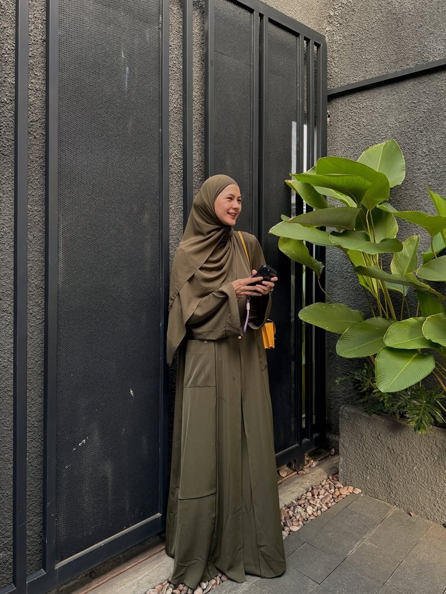 Abaya yang dikenakan Paula Verhoeven juga cocok kamu pakai untuk salat Idul Adha. Kamu bisa padukan dengan hijab pashmina yang senada dengan abaya. Gaun panjang khas Timur Tengah yang identik dengan potongan longgar, elegan, dan sangat nyaman dikenakan. Foto: Dok. Instagram @paula_verhoeven.
