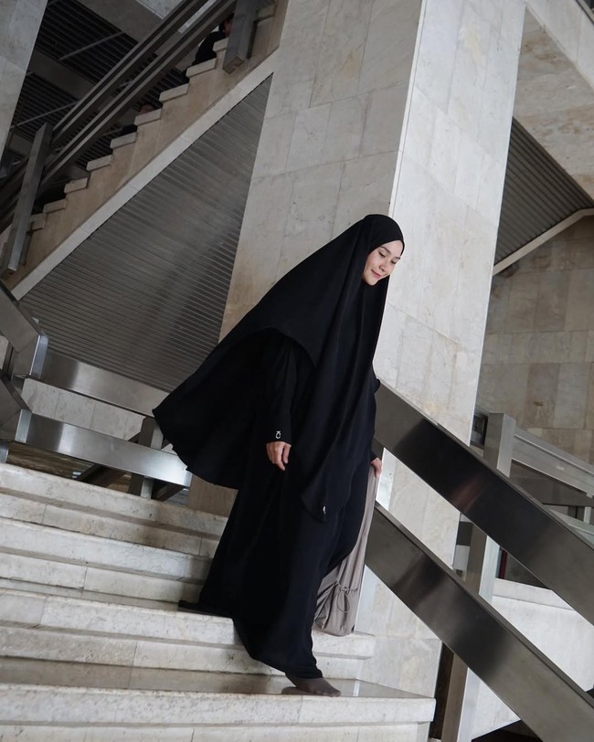 Menjelang Idul Adha, banyak muslimah mulai mencari referensi outfit yang tak hanya modis, tapi juga nyaman dan tetap syari. Salah satu pilihan yang semakin populer adalah French khimar. Seperti yang dikenakan oleh Zaskia Adya Mecca ini yang memakai kerudung panjang berpotongan simpel serba hitam, cocok untuk salat Hari Raya Idul Adha. Foto: Dok. Instagram @zaskiadyamecca.