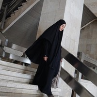 Menjelang Idul Adha, banyak muslimah mulai mencari referensi outfit yang tak hanya modis, tapi juga nyaman dan tetap syari. Salah satu pilihan yang semakin populer adalah French khimar. Seperti yang dikenakan oleh Zaskia Adya Mecca ini yang memakai kerudung panjang berpotongan simpel serba hitam, cocok untuk salat Hari Raya Idul Adha. Foto: Dok. Instagram @zaskiadyamecca.