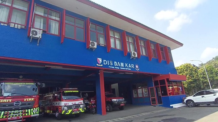Gerombolan ulat bulu serang markas Damkar Kabupaten Bandung