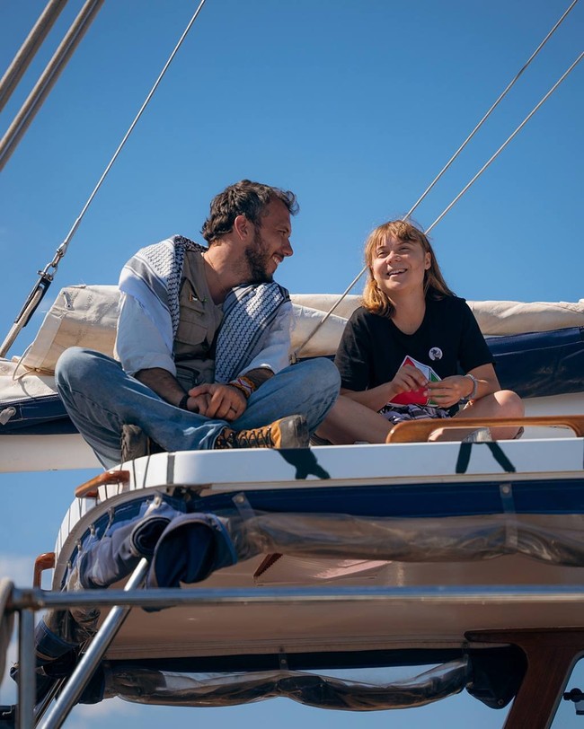 Greta bersama sebelas voluntir dari Prancis, Spanyol, Brasil, Jerman, Turkiye dan Belanda menumpang kapal layar bernama Madleen yang dioperasikan kelompok aktivis Freedom Flotilla Coalition. Foto: Instagram/@gretathunberg