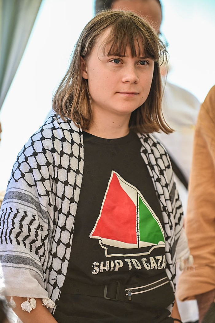 Greta Thunberg bersama sebagian awak kapal Madleen, sesaat sebelum berangkat ke Gaza.