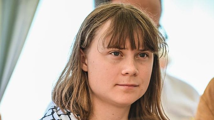 Greta Thunberg bersama sebagian awak kapal Madleen, sesaat sebelum berangkat ke Gaza.