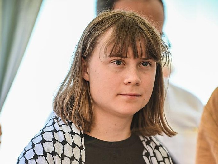 Greta Thunberg bersama sebagian awak kapal Madleen, sesaat sebelum berangkat ke Gaza.