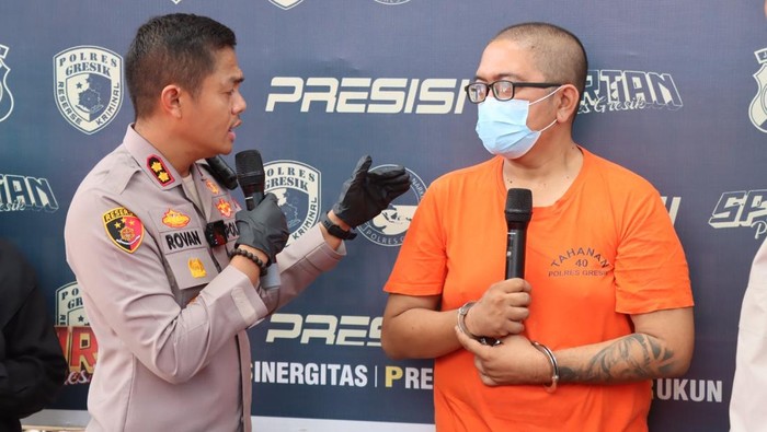 Kapolres Gresik saat menignterogasi Dewa, admin Grup Cinta Sedarah