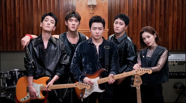 Daftar ini tak lengkap tanpa band fiksi Mido and Falasol yang eksis dari drama Korea Hospital Playlist (2020). Terdiri dari lima dokter Jeon Mido, Jo Jung Suk, Yoo Yeon Seok, Kim Dae Myung, dan Jung Kyung Ho yang mengisi waktu luang dengan bermusik. Mido and Falasol bahkan ikut menyumbang suara untuk OST spin-off Resident Playbook, ‘Someday It’s Time to Shine’. Foto: Instagram