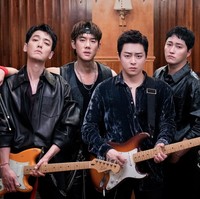 Daftar ini tak lengkap tanpa band fiksi Mido and Falasol yang eksis dari drama Korea Hospital Playlist (2020). Terdiri dari lima dokter Jeon Mido, Jo Jung Suk, Yoo Yeon Seok, Kim Dae Myung, dan Jung Kyung Ho yang mengisi waktu luang dengan bermusik. Mido and Falasol bahkan ikut menyumbang suara untuk OST spin-off Resident Playbook, ‘Someday It’s Time to Shine’. Foto: Instagram