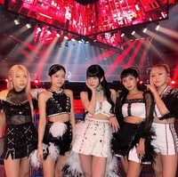 Bae Suzy menjelma sebagai main vocalist dan center grup KPop fiksi DREAM SWEET di drama Korea Doona (2023), yang tiba-tiba pensiun. Netflix merilis video klip penampilan para personelnya menyanyikan ‘The Whispering Spell’. Adapun personelnya aktris Go Ah Sung, Rian dan Simeez dari dance crew La Chica, dan solois Janet Suhh. Foto: Instagram