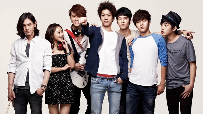 Bertabur visual, band fiksi Eye Candy beranggotakan Sung Joon, L INFINITE alias Kim Myung Soo, Lee Hyun Jae, Yoo Min Kyu, dan Kim Min Seok. Dalam drama Korea Shut Up: Flower Boy Band (2012), para aktor tampan diceritakan sebagai anak SMA yang memperjuangkan sekolah mereka dan menyalurkan bakat bermusik lewat band. Foto: Instagram