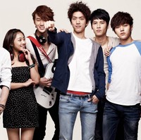 Bertabur visual, band fiksi Eye Candy beranggotakan Sung Joon, L INFINITE alias Kim Myung Soo, Lee Hyun Jae, Yoo Min Kyu, dan Kim Min Seok. Dalam drama Korea Shut Up: Flower Boy Band (2012), para aktor tampan diceritakan sebagai anak SMA yang memperjuangkan sekolah mereka dan menyalurkan bakat bermusik lewat band. Foto: Instagram