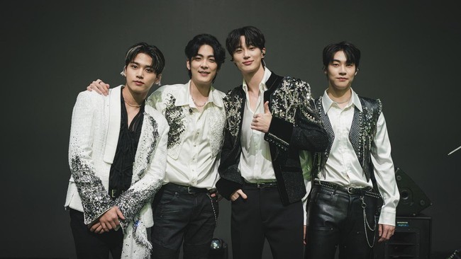 Dalam drama Korea Lovely Runner (2024), Byeon Woo Seok menampilkan pesonanya sebagai vokalis band fiksi ECLIPSE. Dia bahkan mengejutkan penonton dengan kemampuan vokalnya menyanyikan ‘Sudden Shower’, yang dinobatkan sebagai OST Terbaik di sejumlah ajang penghargaan bergengsi APAN Star Awards, Asia Artist Awards, hingga Melon Music Awards. Foto: Instagram