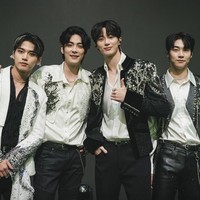 Dalam drama Korea Lovely Runner (2024), Byeon Woo Seok menampilkan pesonanya sebagai vokalis band fiksi ECLIPSE. Dia bahkan mengejutkan penonton dengan kemampuan vokalnya menyanyikan ‘Sudden Shower’, yang dinobatkan sebagai OST Terbaik di sejumlah ajang penghargaan bergengsi APAN Star Awards, Asia Artist Awards, hingga Melon Music Awards. Foto: Instagram