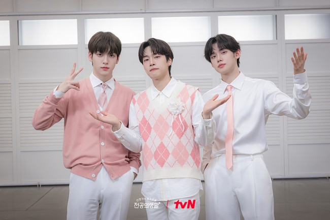 Meskipun diceritakan disband, grup KPop fiksi HI-BOYZ reuni untuk tampil live di M-Countdown selama penayangan drama Korea Resident Playbook (2025). Lagu ‘When The Day Comes’ yang sebenarnya dinyanyikan grup KPop TXT viral bahkan dua personelnya Yeonjun dan Soobin ikut berakting jadi rekan grup Kang You Seok. Foto: Instagram