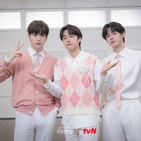 Meskipun diceritakan disband, grup KPop fiksi HI-BOYZ reuni untuk tampil live di M-Countdown selama penayangan drama Korea Resident Playbook (2025). Lagu ‘When The Day Comes’ yang sebenarnya dinyanyikan grup KPop TXT viral bahkan dua personelnya Yeonjun dan Soobin ikut berakting jadi rekan grup Kang You Seok. Foto: Instagram