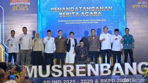 Gubernur NTB Lalu Muhammad Iqbal foto bersama saat puncak Musrenbang RPJMD Tahun 2025-2029 yang dihadiri Mendagri Tito Karnavian di Mataram, Rabu (4/6/1025). (Foto: Ahmad Viqi/detikBali)