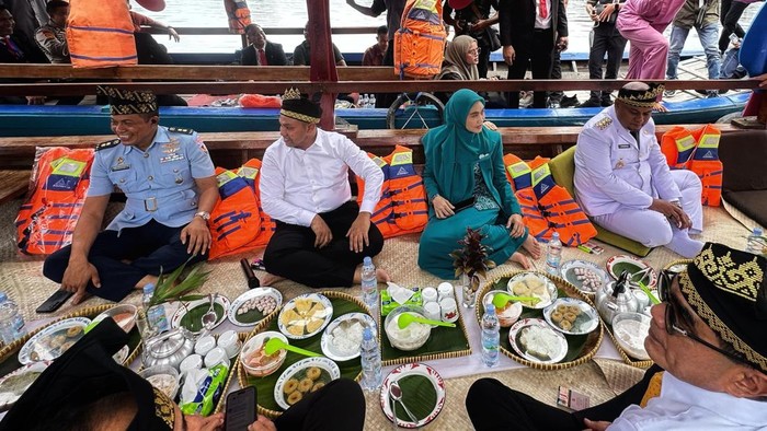 Gubri Abdul Wahid bersama sejumlah pejabat di Riau menikmati makan di perahu alias Makan Beghanyut. (Dok Diskominfotik Riau)