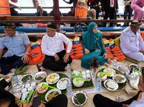 Cerita Gubernur Wahid Makan Beghanyut Sambil Menyusuri Sungai Siak