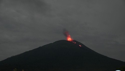 Gunung Ile Lewotolok di Lembata, NTT, meletus pada Selasa (3/6/2025) malam.