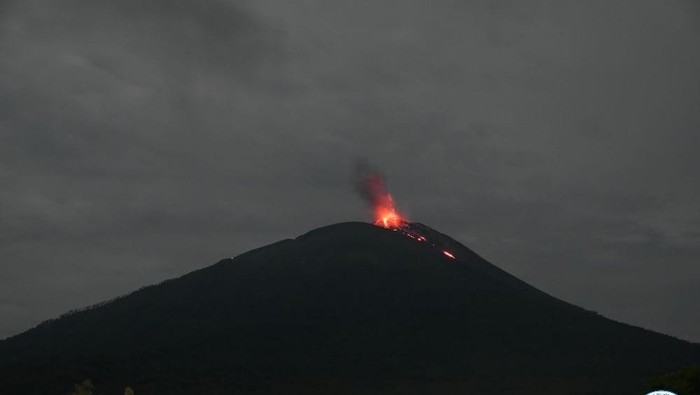 Gunung Ile Lewotolok di Lembata, NTT, meletus pada Selasa (3/6/2025) malam.