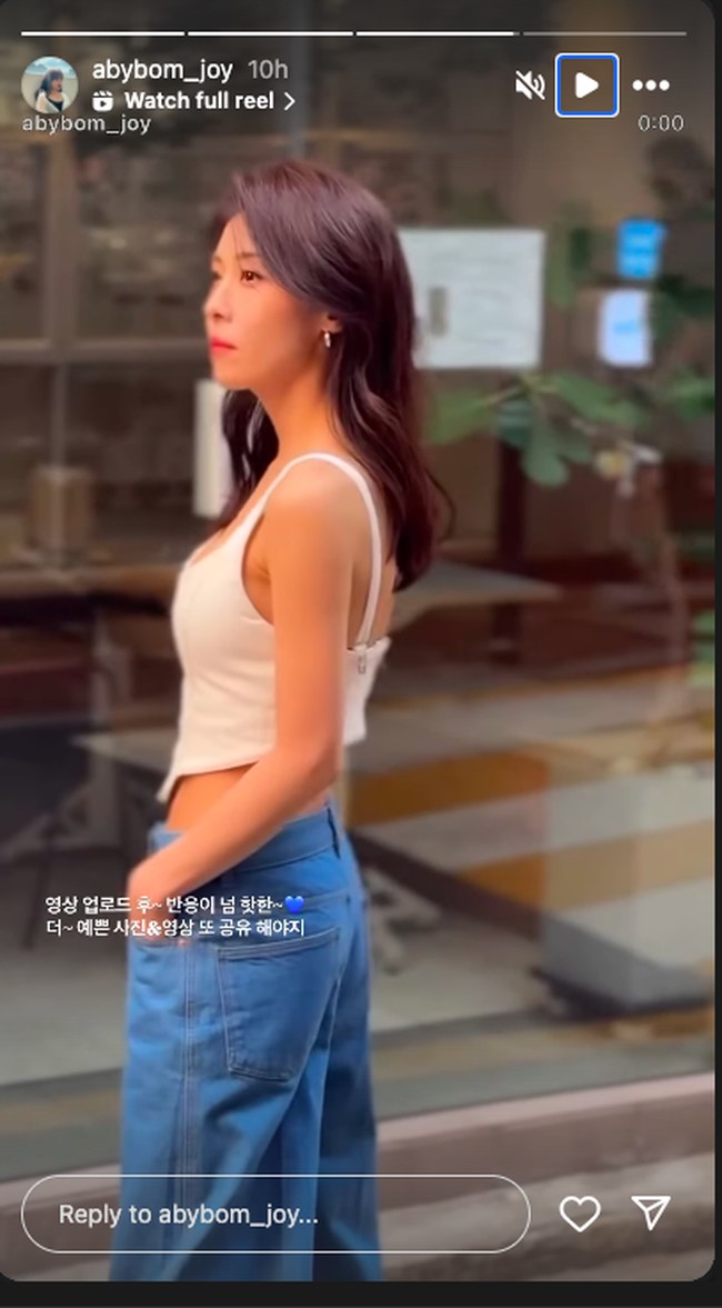 Ketika mengenakan crop top yang mengekspos bagian tubuh, perut dan pinggangnya terlihat ramping. Foto: Instagram @abybom_joy