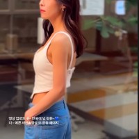 Ketika mengenakan crop top yang mengekspos bagian tubuh, perut dan pinggangnya terlihat ramping. Foto: Instagram @abybom_joy