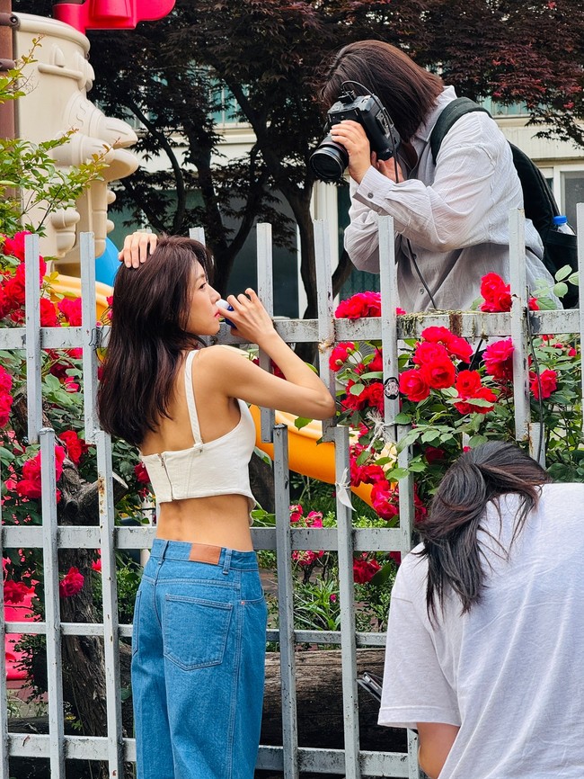 Ha Ji Won jadi perbincangan karena penampilan terbarunya. Dalam foto dan video yang diunggah, pemain drama Korea ‘Secret Garden’ tersebut terlihat awet muda. Foto: Instagram @hajiwon1023