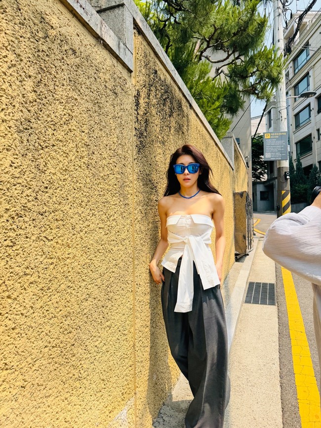 Saat sedang menjalani pemotretan, aktris tersebut bukan hanya terlihat cantik dengan wajah yang tidak baik berubah tapi juga menampilkan ‘body goal’. Foto: Instagram @hajiwon1023